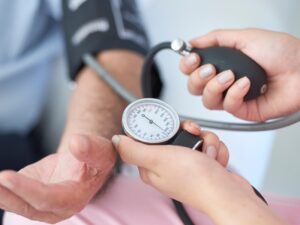 کاهش فشار خون با چند راهکار موثر پایین آوردن فشار خون