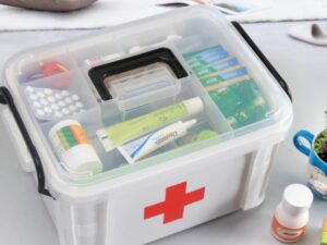 آنچه باید در جعبه کمکهای اولیه داشته باشید وسایل جعبه کمک های اولیه