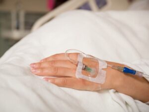 اگر ست سرم هواگیری نشود چه اتفاقی میافتد؟ خطرات، علائم و راههای پیشگیری هواگیری نشدن ست سرم