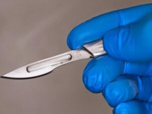 تیغ بیستوری چیست و چه کاربردی دارد؟ تیغ جراحی بیستوری