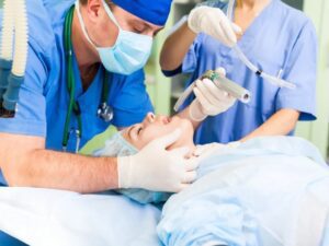 همه چیز درباره نحوه لولهگذاری داخل تراشه برای بیمار روش اينتوبه كردن