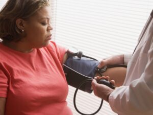 علائم فشار خون بالا در زنان و مردان علائم فشار بالا