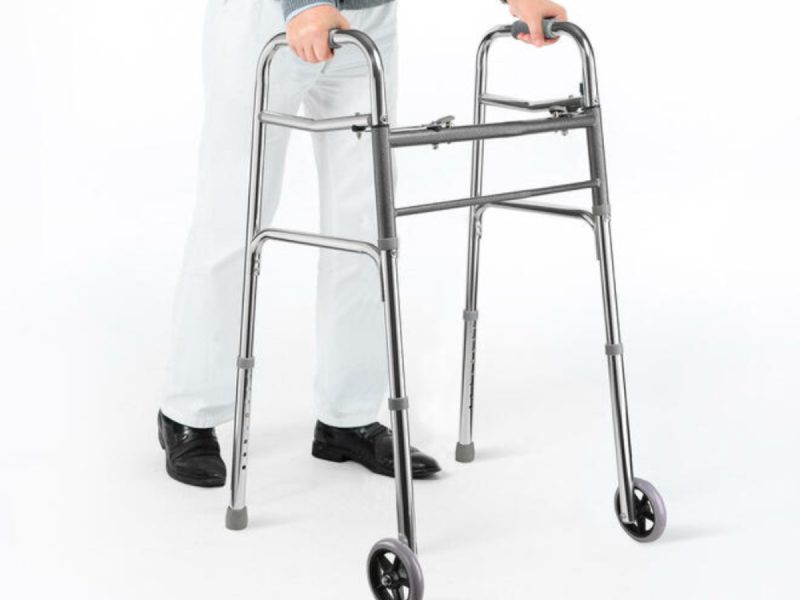 واکر یا عصا، کدام برای شما مناسب است؟ واکر