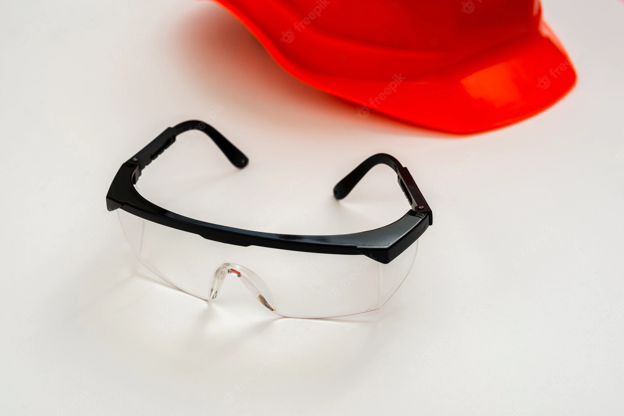 عینک لیزر یکی از ابزارهای مورد نیاز در پزشکی، طب و زیبایی