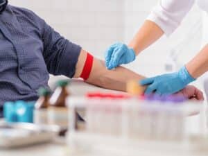 فصد خون چیست؟ فواید و مضرات آن عوارض فصد خون