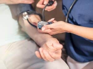 آیا مولتی ویتامین فشار خون را بالا می برد؟ مولتی ویتامین و فشار خون بالا